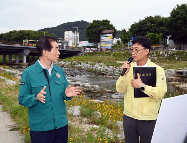 장마 대비 시설물 점검에 나선 김성호 재난안전관리본부장(녹색) (사진=행정안전부)