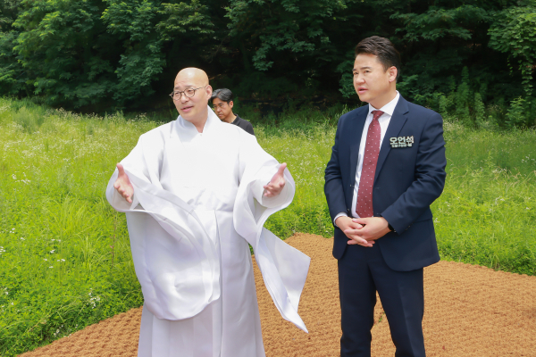 영국사 및 도봉서원 터를 둘러보는 대한불교조계종 총무원장 진우스님(좌)과 오언석 도봉구청장. (사진=도봉구)