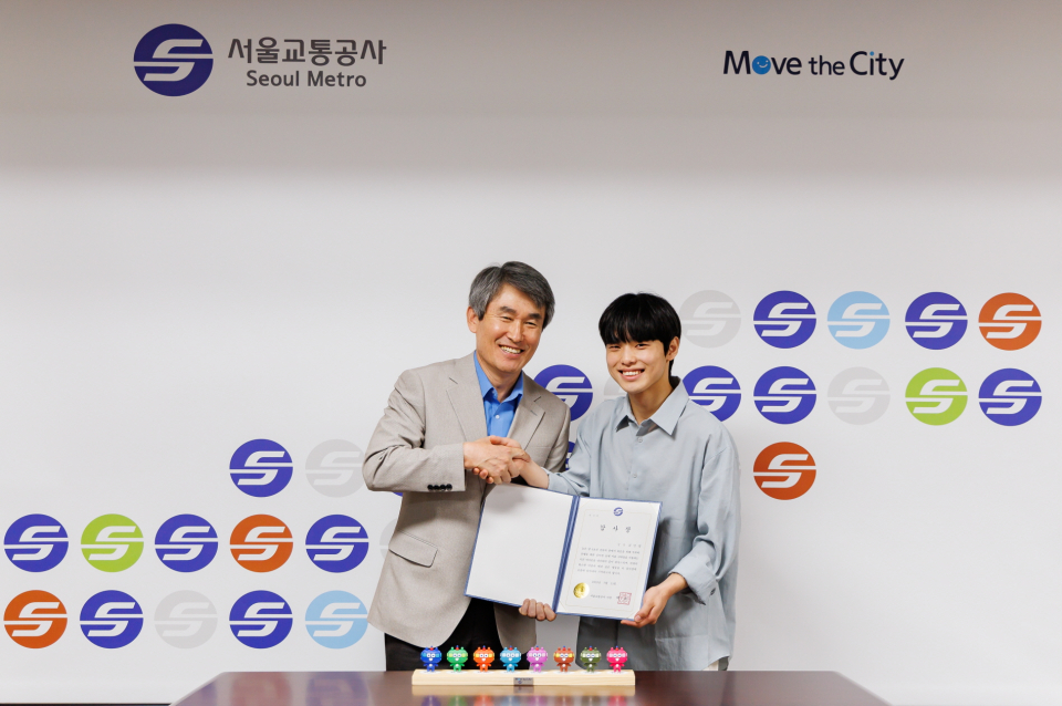백 호 서울교통공사 사장(좌)이 김 모씨(우)에게 감사장과 기념품을 전달하고 악수를 하고 있다. (사진=서울교통공사)