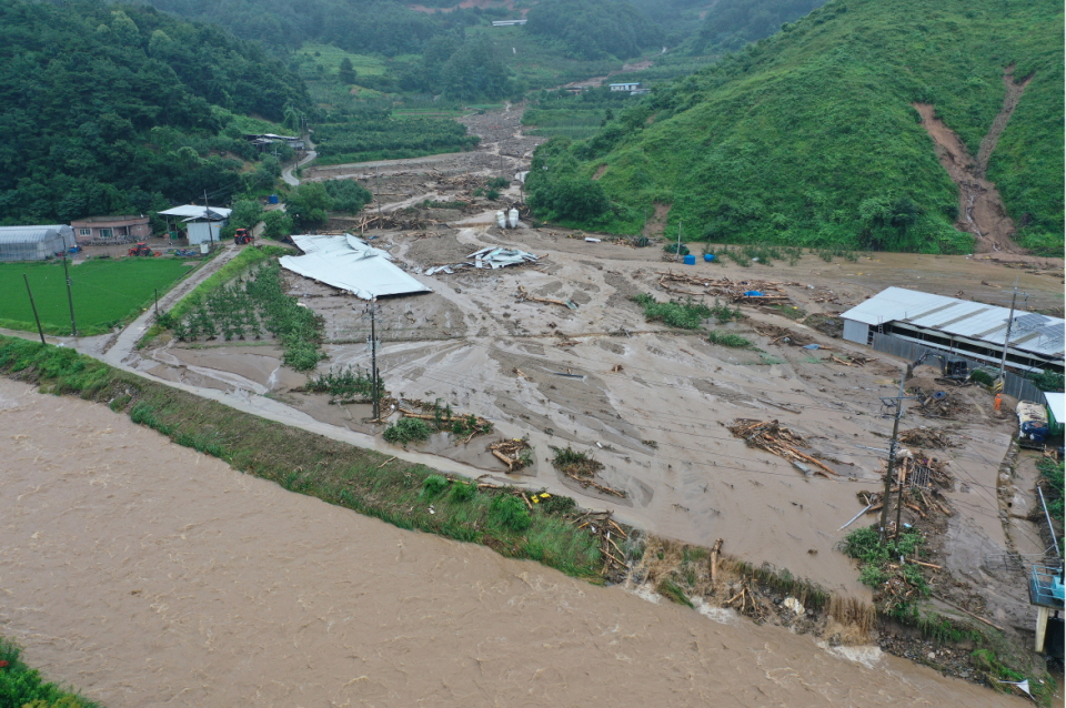 경북 예천의 한 우사가 폭우에 휩쓸려 흔적도 없이 사라져 버렸다.(사진=연합뉴스)
