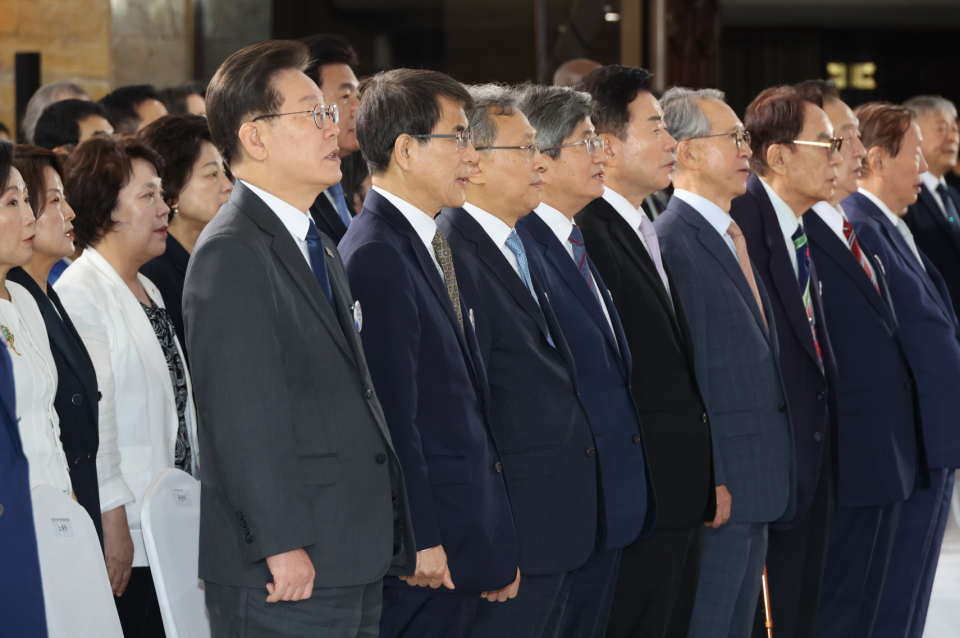 제75주년 제헌절 기념식에 참석한 정치권 인사들(사진=연합뉴스)