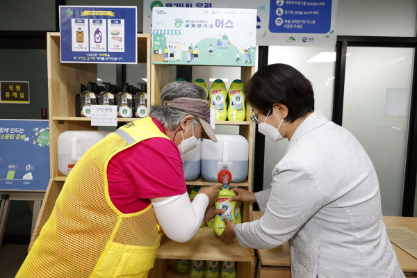 김미경 은평구청장(오른쪽)이 세제 ‘리필스테이션’에서 어르신과 함께 빈 용기에 세제를 보충하고 있다. (사진=은평구)