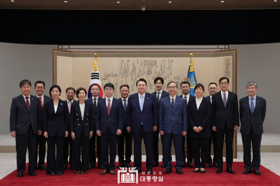 지난 7월 3일 윤석열 대통령이 신임 차관급 인사 13명에게 임명장을 수여했다.(사진=대통령실)