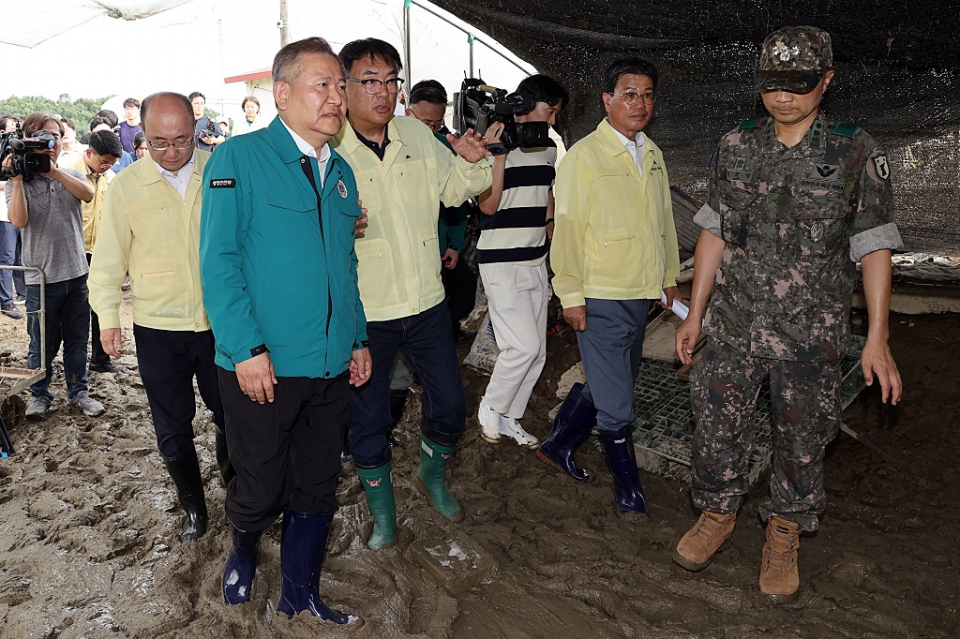 이상민 장관이 25일 탄핵 기각 후 곧바로 충남 청영군 집중호우 피해지역 상황을 점검했다.(사진=행정안전부)