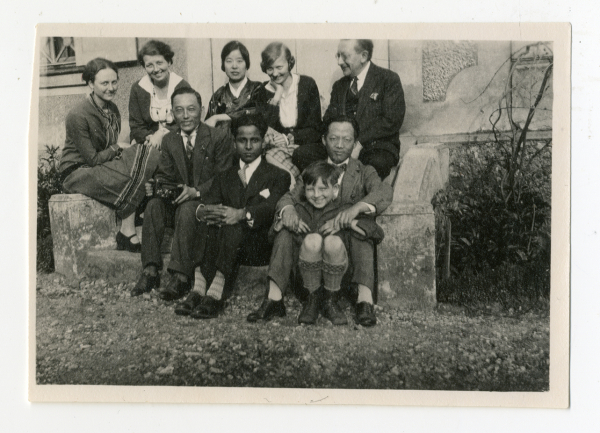 1928년 샬레의 집에서 찍은 사진. 뒷줄 왼쪽에서 세번째가 나혜석. (사진=수원시립미술관)