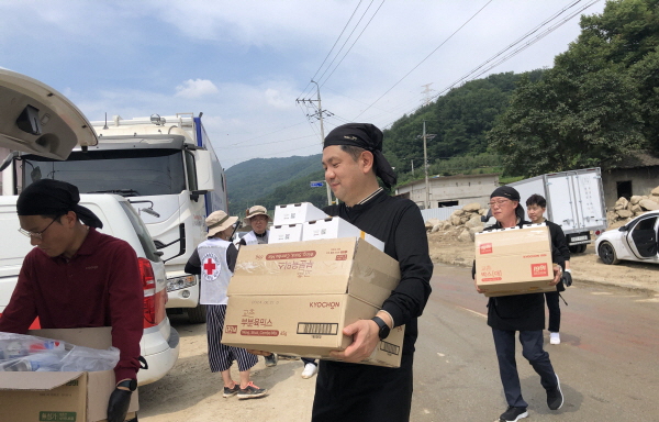 교촌에프앤비 임직원 봉사단과 교촌치킨 가맹점주들이 경북 예천군 감천면 수해현장에 방문해 치킨 나눔 활동을 진행하고 있다(사진제공=교촌F&B)