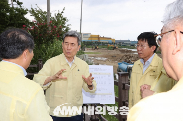 이강덕 포항시장이 지난달 하천 재해복구사업 현장 및 지역 내 저지대를 방문해 현장을 둘러보고 관계자들에게 집중호우에 대비한 철저한 준비를 당부하고 있다.(사진=포항시청)