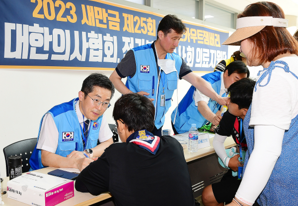 이필수 대한의사협회장(좌)이 직접 스카우트 대원을 진료하고 있다.(사진=대한의사협회)