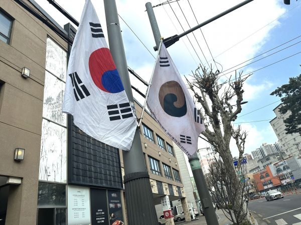 광복절을 맞아 태극기와 함께 게양된 '진관사 태극기'. (사진=은평구)