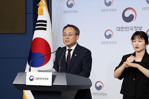 ▲  고기동 행정안전부 차관이 5일 오후 서울시 종로구 세종대로 정부서울청사 별관 브리핑실에서 민주화운동기념사업회 감사 결과를 발표하고 있다. ⓒ 행정안전부