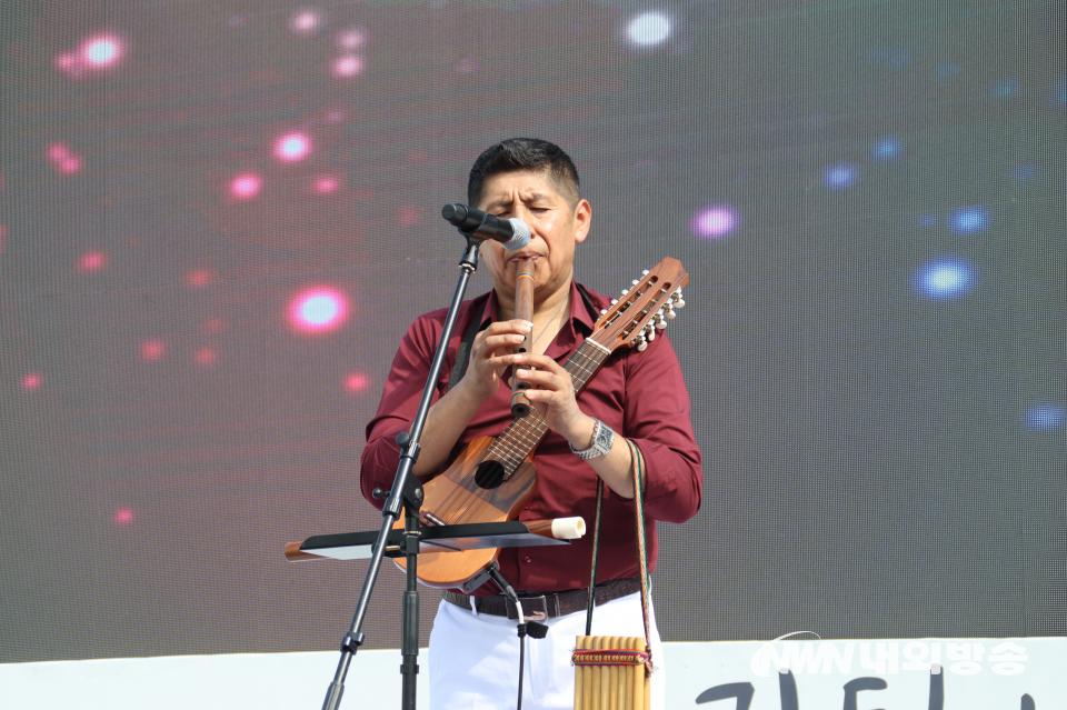 페루의 전통악기로 '엘 콘돌파사'를 연주하는 뮤지션. (사진=임동현 기자)
