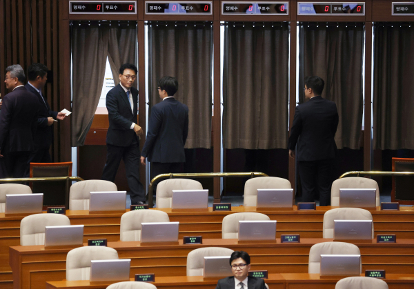 이재명 대표 체포동의안에 대한 투표를 하고 나오고 있는 더불어민주당 박광온 원내대표. 아래쪽은 한동훈 법무장관(사진=연합뉴스)