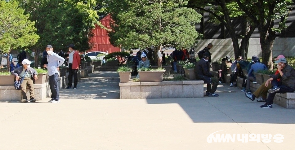 종묘공원에서 시간을 보내는 노인들의 모습(사진=내외방송 DB)