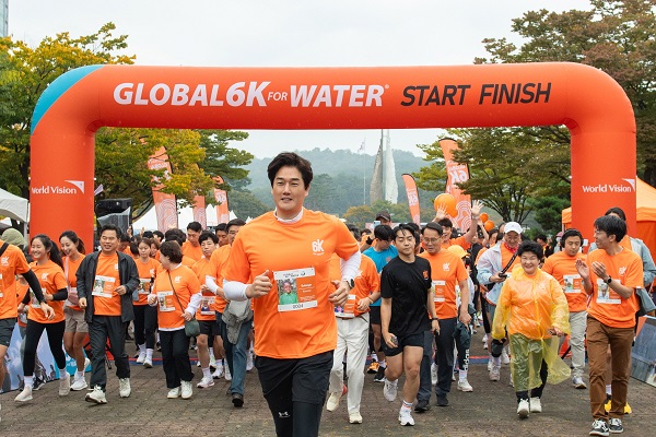 ▲ 배우 유지태씨가 일산호수공원을 방문해 축사를 전한 후 캠페인 참가자들과 6km 완주에 나섰다. [월드비전 제공]