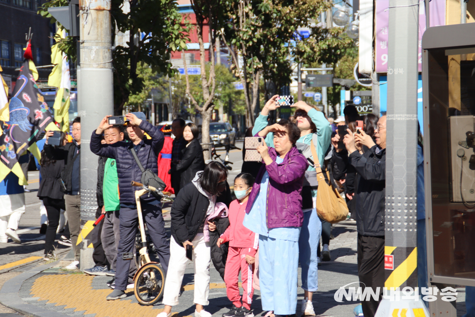 영조대왕의 행차를 핸드폰으로 촬영하는 주민들. (사진=임동현 기자)