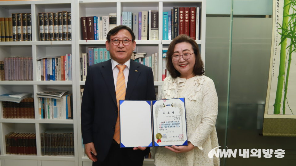 내외방송 어울림합창단 조직위원장 겸 논설위원에 위촉된 최헌정 교수(우)와 최수환 내외방송 대표이사(좌) (사진=박용환 기자)