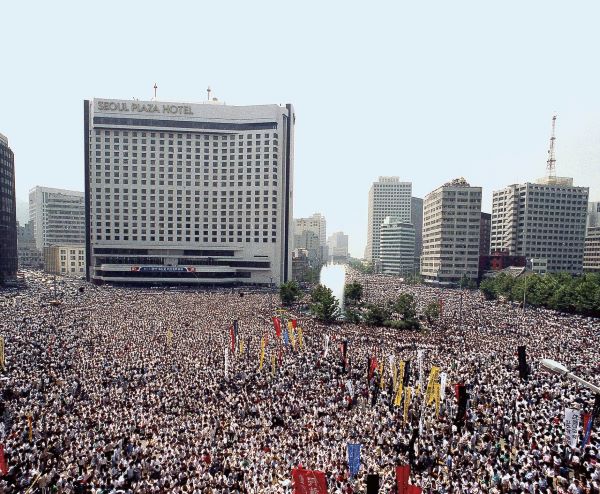 ▲ 1987년 7월 9일 낮 故 이한열 군의 운구행령을 따라 서울시청앞까지 추모행진을 벌인 수십만명의 학생 시민들이 낮 1시경부터 시청앞 광장에서 대중 집회를 가졌다. ⓒ 나무위키
