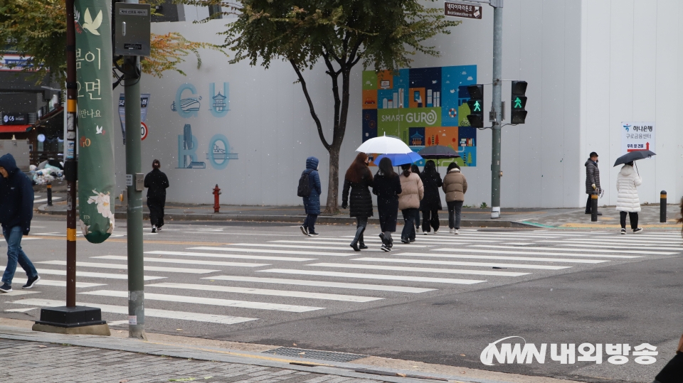 우산을 쓴 사람들의 모습도 보인다. (사진=임동현 기자)