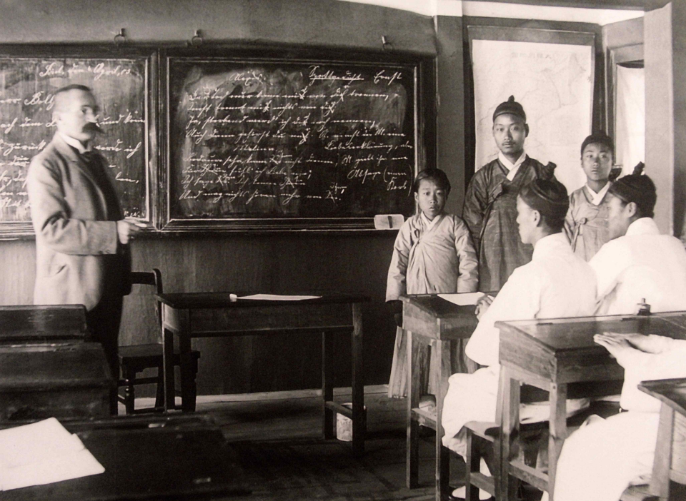 1903년 3월 6일 관립덕어학교에서 수업 중인 독일인 교사 요한 볼야안(Johann Bolljahn) (사진=문화재청)