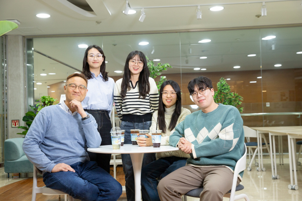 (왼쪽부터)이자일 UNIST 생명과학과 교수와 강유진, 김수빈 연구원.(사진=UNIST)