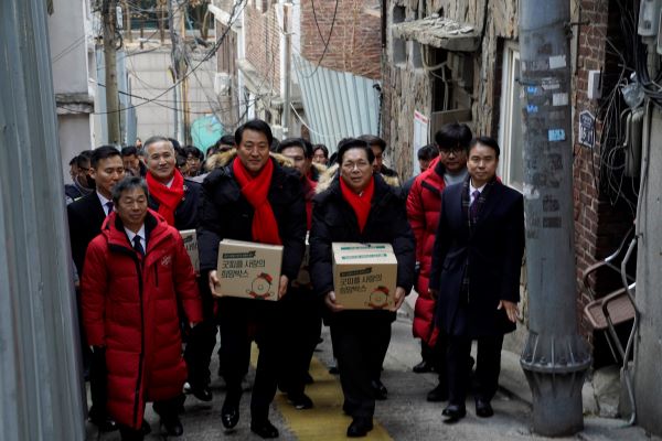 굿피플은 서울시, 구세군, CJ제일제당과 함께 남대문과 돈의동 쪽방촌에 식료품을 담은 사랑의희망박스 800개를 전달했다. [굿피플 제공]