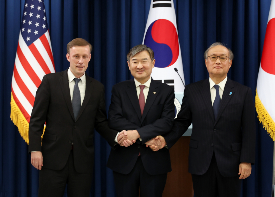 제이크 설리번 미국 국가안보보좌관(좌), 조태용 안보실장(중), 아키바 다케오 일본 국가안번보장국장(우) (사진=연합뉴스)