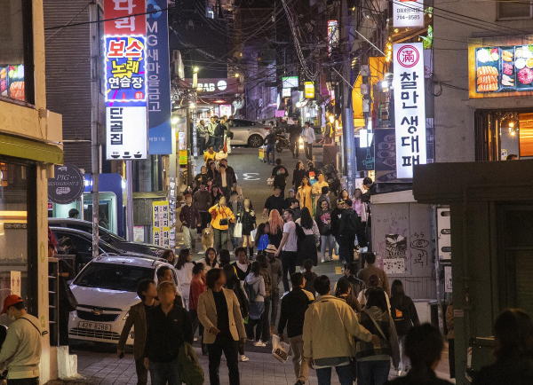 용산구청 공무원이 지난 핼러윈데이 기간 안전관리를 실시했다.(사진=용산구청)