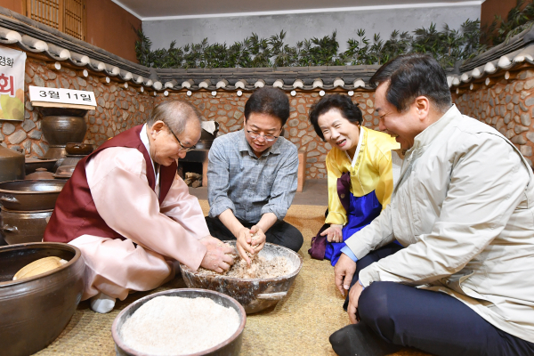 민속주 안동소주 업체를 방문한 이철우 경북도지사.(사진=경북도청)