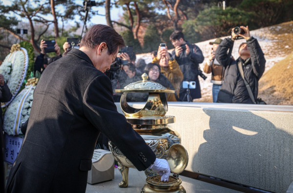 지난 1일 국립서울현충원 김대중 전 대통령 묘역을 참배한 이재명 더불어민주당 대표. (사진=더불어민주당)