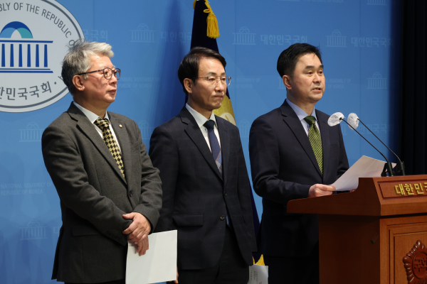 10일 탈당을 선언한 조응천, 이원욱, 김종민 의원(좌측부터) (사진=연합뉴스)