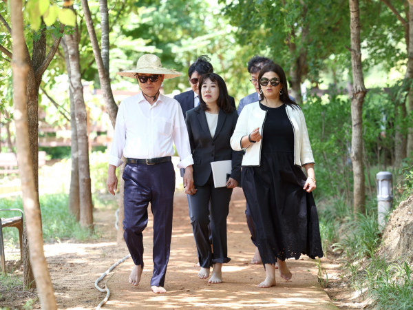 경상북도가 도민 건강 증진을 위해 '맨발로도(路道, Road)' 프로젝트를 본격 시작한다.(사진=경북도청)