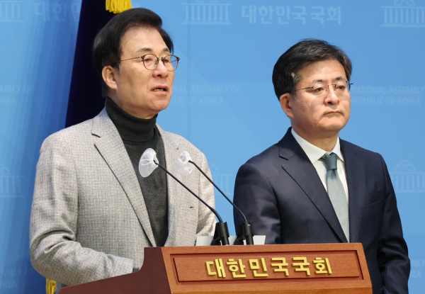 신경민 새로운미래 국민소통위원장(좌), 미래대연합 박원석 공동대표(우)가 28일 국회에서 '개혁미래당'(가칭) 공동 창당을 선언하고 있다.