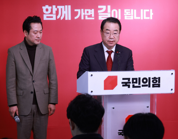 16일 단수 공천자를 발표한 국민의힘 정영환 공천관리위원장(우), 장동혁 사무총장(좌)