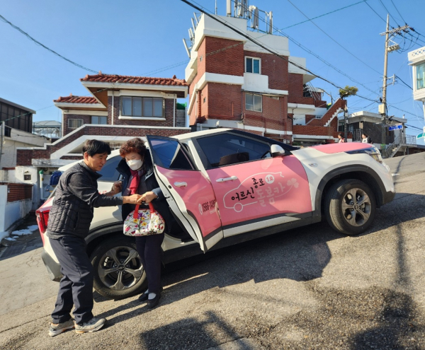 '어르신 돌봄카'를 이용하는 어르신. (사진=종로구)