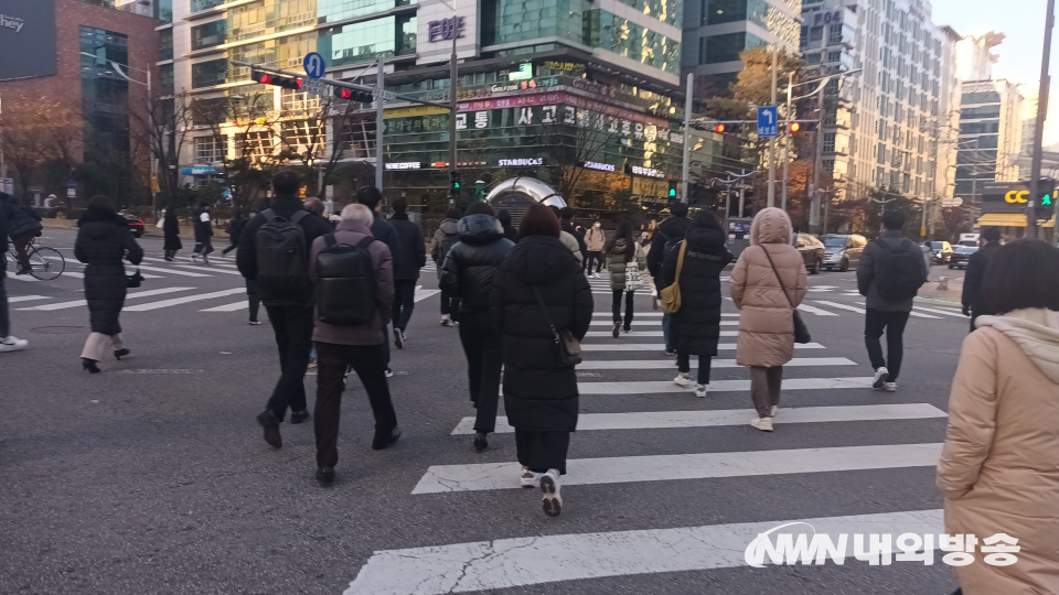 한파에 패딩으로 중무장한 서울시내 모습(사진=임동현 기자)