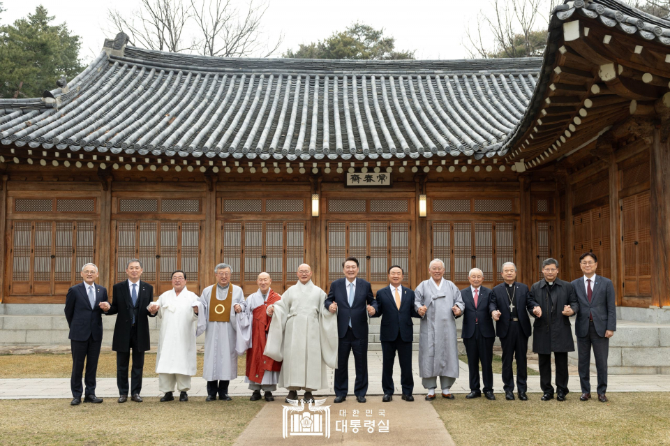 윤 대통령이 종교계 지도자들과 오찬 회동을 갖고 기념사진 촬영(사진=대통령실)