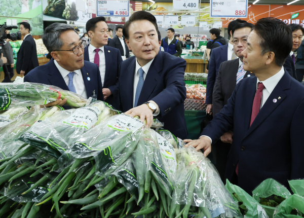 마트에서 채소 현황을 살핀 윤석열 대통령(사진=연합뉴스)