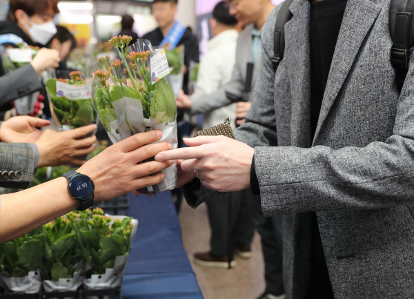 지난해 진행한 꽃 나눔 이벤트 모습(사진=서울교통공사)