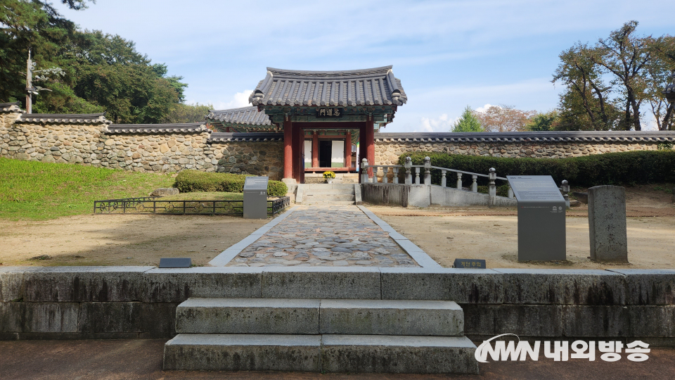 지도문은 소수서원 들어가는 입구에 있는 문으로 강학 영역에 들어가는 문이다. 지도문 앞에는 학자수(學者樹)라고 부르는 500년 된 은행나무가 있다. (사진=이건웅)