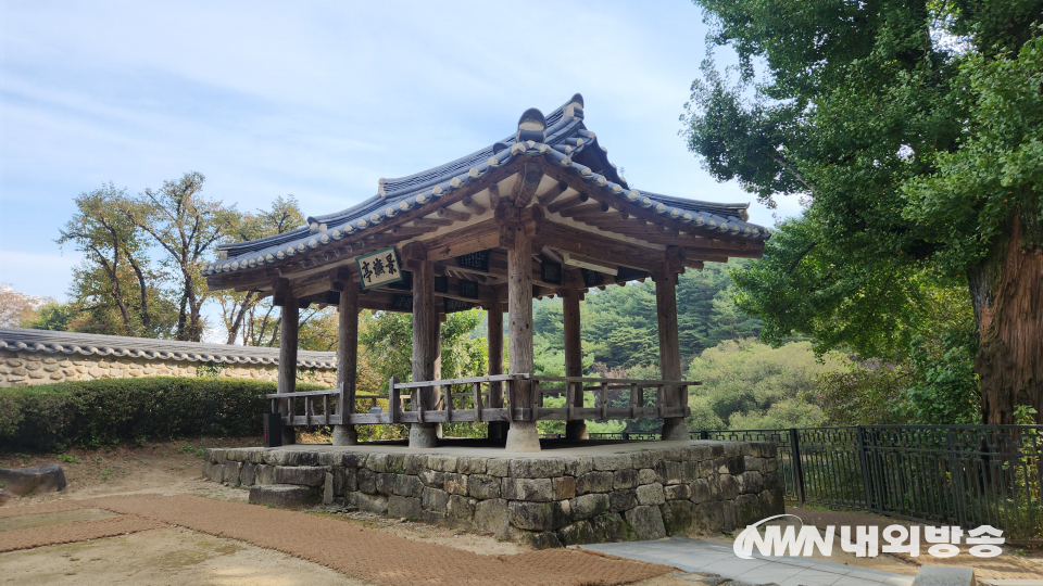 '경렴(景濂)'은 '염계 주돈이의 학문을 환히 밝힌다'라는 의미를 담고 있다. '경렴정'이라 쓴 두 개의 편액이 걸려있는데, 하나는 정면에 걸려 있고 다른 하나는 안쪽에 있다. 정면의 글씨는 주세봉이 썼다고 한다. (사진=이건웅)