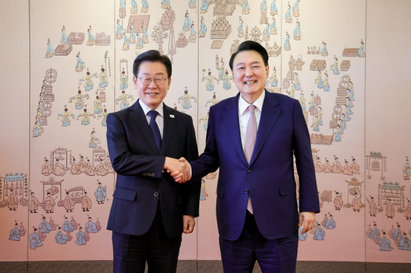 29일 오후 대통령실에서 만난 이재명 더불어민주당 대표(왼쪽)와 윤석열 대통령. (사진=연합뉴스)