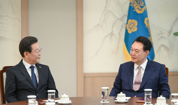 29일 열린 이재명 민주당 대표(왼쪽)와 윤석열 대통령의 영수회담. (사진=대통령실)