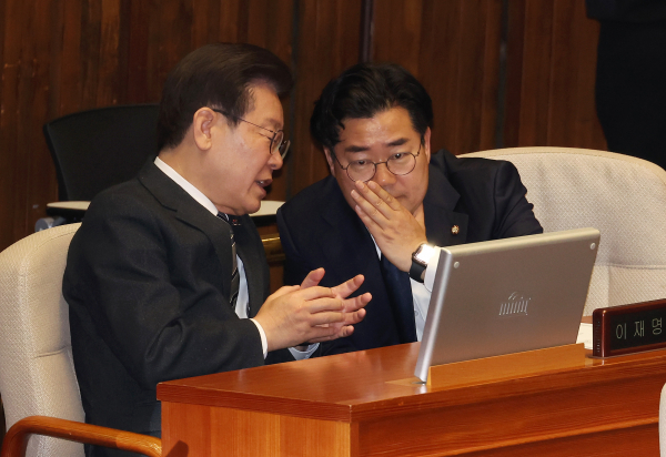 이재명 더불어민주당 대표(좌)와 대담 중인 박찬대 신임 원내대표(우) (사진=연합뉴스)