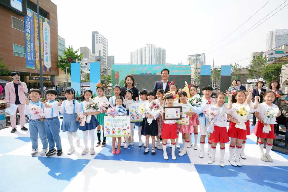 아리랑 동요제 수상자들과 이승로 성북구청장. (사진=성북구)