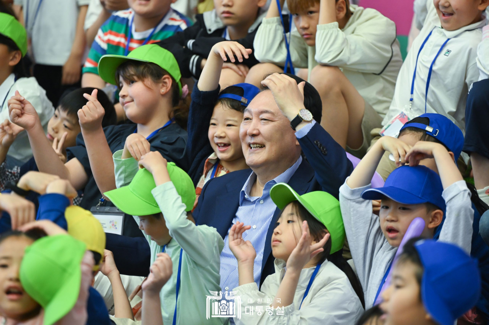 어린이들과 청와대에서 즐거운 시간을 보낸 윤석열 대통령(사진=대통령실)