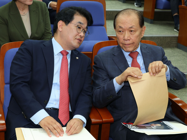 국민의힘 원내수석부대표에 내정된 배준영 의원(좌)과 황우여 비상대책위원장(우)(사진=연합뉴스)