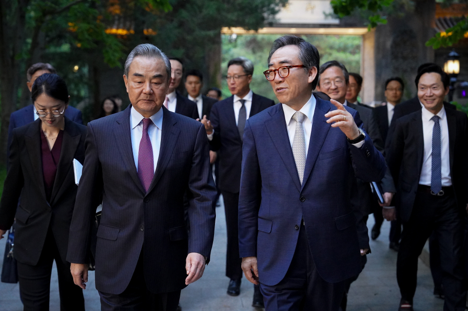 함께 이동하는 왕이 외교 부장(좌)과 조태열 외교부 장관(우) (사진=외교부)