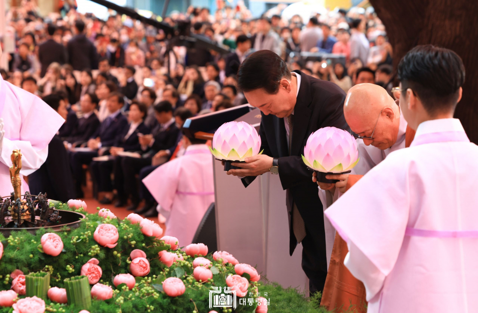 15일 부처님오신날 봉축법요식에서 헌등한 윤석열 대통령(사진=대통령실)