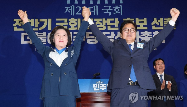16일 진행된 더불어민주당 당선인 총회에서 국회의장 후보로 나선 추미애 당선인(좌)과 우원식 의원(우) (사진=연합뉴스)