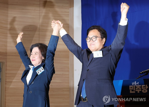 16일 치러진 더불어민주당 국회의장 후보자 선출에서 추미애 의원(좌)을 누르고 승리한 우원식 의원(우) (사진=연합뉴스)